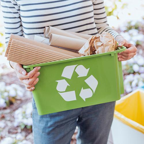kosz z papierami do recyklingu